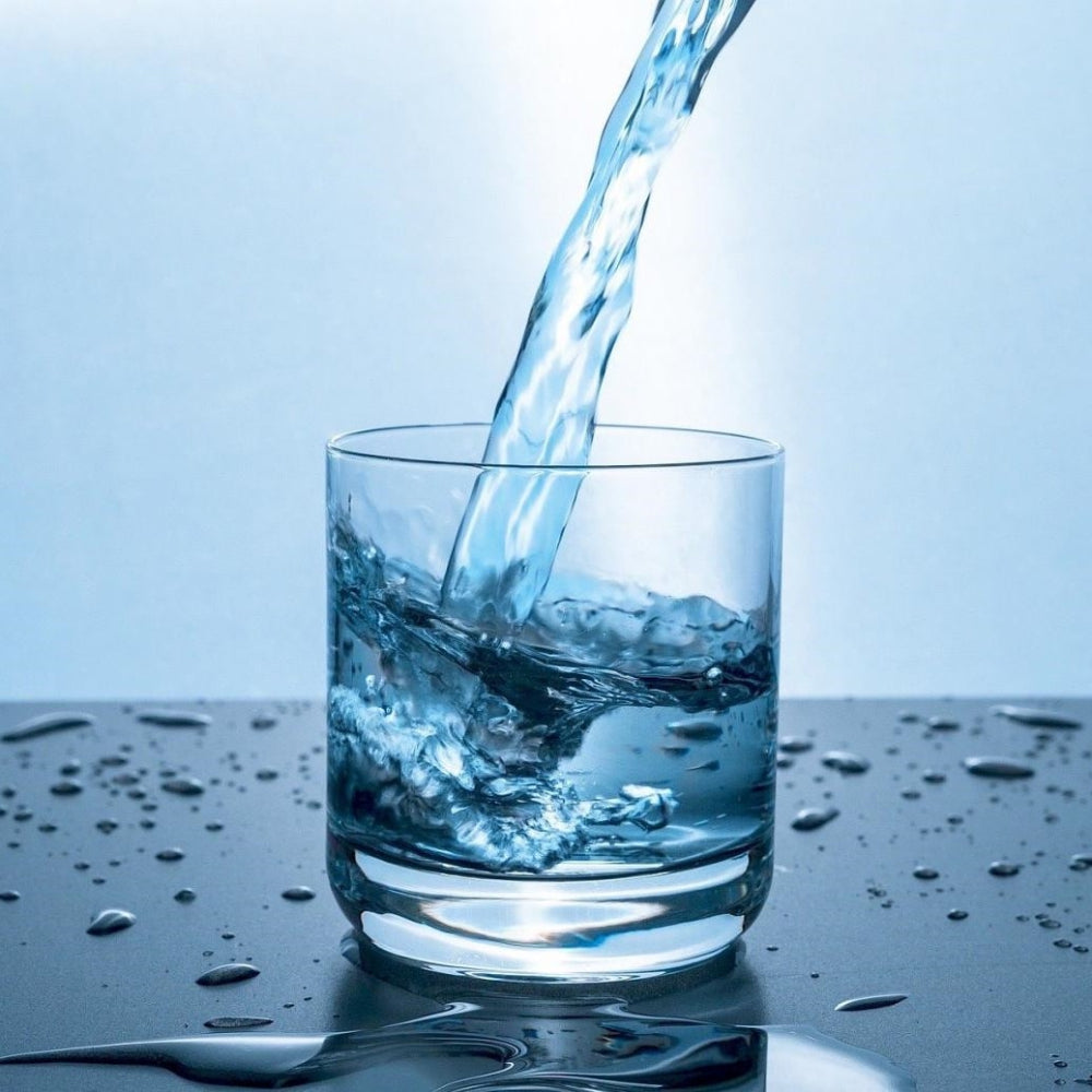 Frisches reines Wasser im Glas