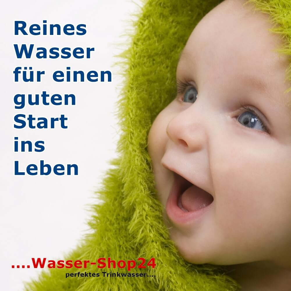 Baby Zubereitung von Babynahrung mit reinem Wasser