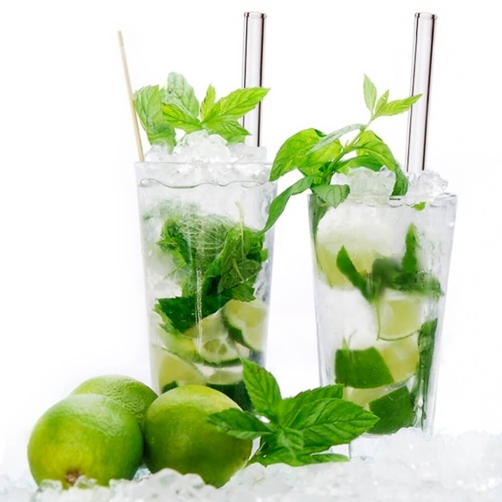 Frisches reines Wasser mit Eis und Limette