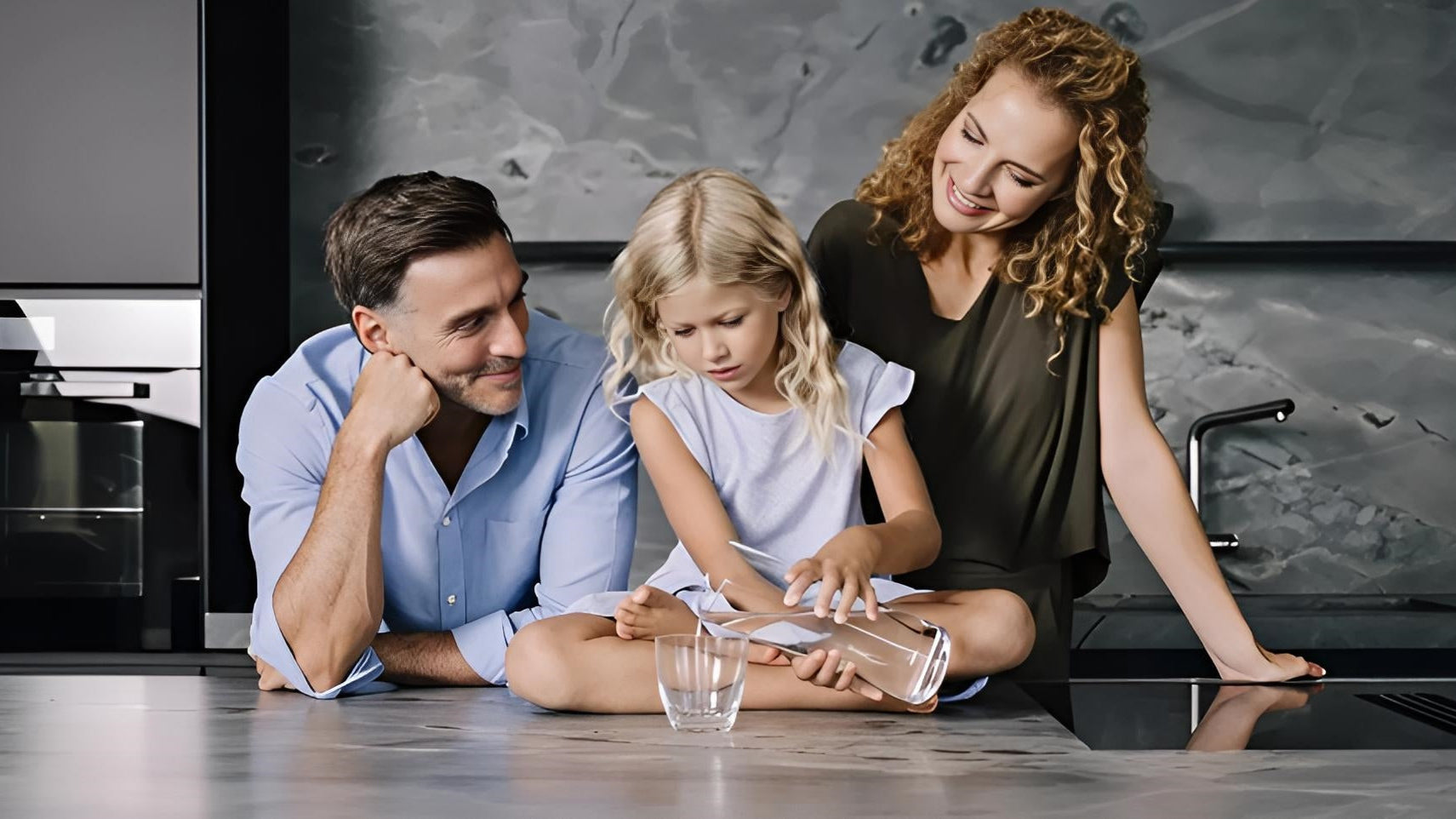 Familie in Küche mit Glas Wasser