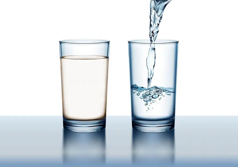 Gläser mit verunreinigten und reinem Wasser im Vergleich